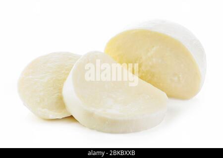 Mozzarella isolato su sfondo bianco Foto Stock