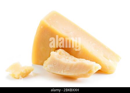 pezzi di formaggio parmigiano isolati su sfondo bianco Foto Stock