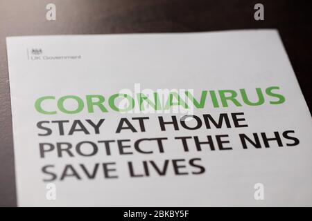 Un opuscolo inviato insieme ad una lettera del governo britannico inviata alle famiglie durante la pandemia Coronavirus COVID-19 nel 2020 Foto Stock