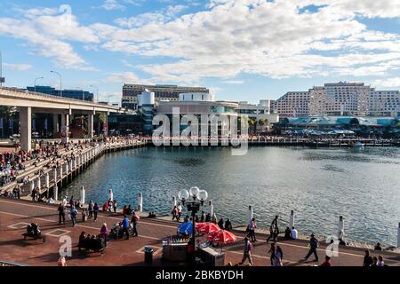 Sydney, Australia - 3 luglio 2011: La zona del Porto di Darling in una giornata di sole Foto Stock