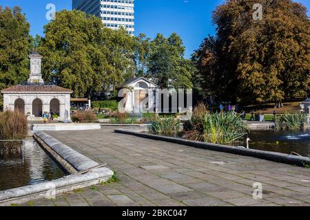 Londra, Regno Unito - 9 ottobre 2018: Persone che camminano attraverso i Giardini Italiani, Hyde Park, Londra Foto Stock