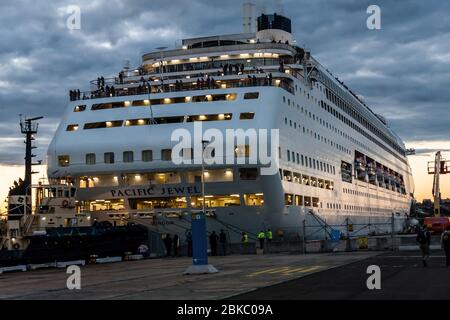 Sydney, Australia - 3 luglio 2011: Pacific Jewel (ora Karnika) nave da crociera ormeggiata al Porto di Darling Foto Stock