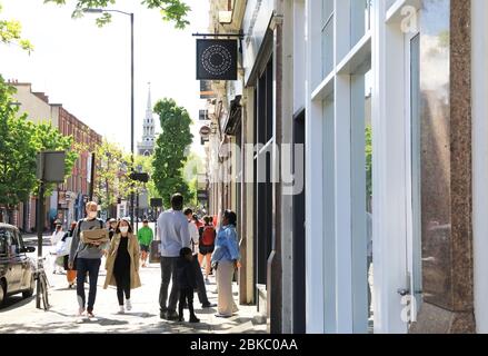 Coda fuori dall'ufficio postale di Islington, in Upper Street, nel blocco dei pandmeici del coronavirus, nel nord di Londra, Regno Unito Foto Stock