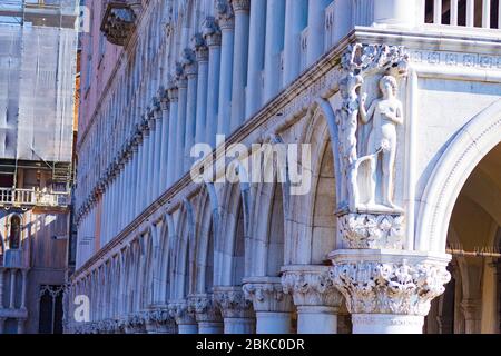 Adamo ed Eva all'angolo`s del Palazzo Ducale. Palazzo Ducale - Palazzo Ducale`s, palazzo in stile gotico veneziano, Venezia, Italia, giugno 2016 Foto Stock