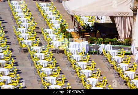 Posti a sedere all'aperto, tavoli da caffè e sedie in Piazza San Marco il mattino presto pronti per i clienti Venezia, Italia, giugno 2016 Foto Stock