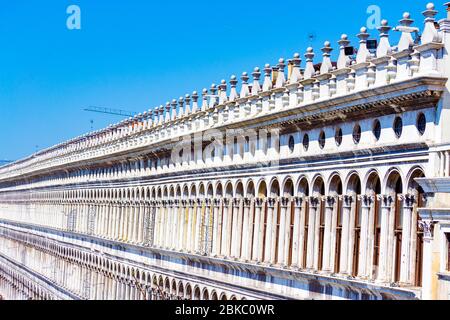 Il lungo porticato lungo il lato nord di Piazza San Marco-gli edifici delle Procuratie vecchie,le antiche procure,Venezia,Italia Foto Stock