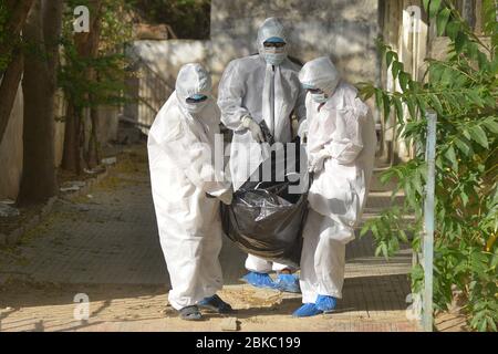 Ajmer, India. 3 maggio 2020. (NOTA PER I REDATTORI: Immagine raffigura la morte) gli operatori sanitari in equipaggiamento protettivo preparano il funerale di una vittima di coronavirus ad Ajmer. Il numero di decessi correlati a Covid-19 è stato raggiunto a 1,301 in India con 39,980 casi attivi secondo le relazioni. (Foto di Shaukat Ahmed/Pacific Press) Credit: Pacific Press Agency/Alamy Live News Foto Stock