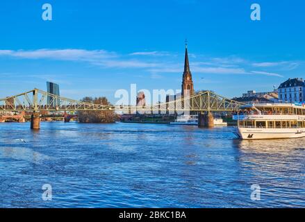 Francoforte, Germania, 15 2020 febbraio: Vista del ponte di Eiserner Steg dal fiume Foto Stock