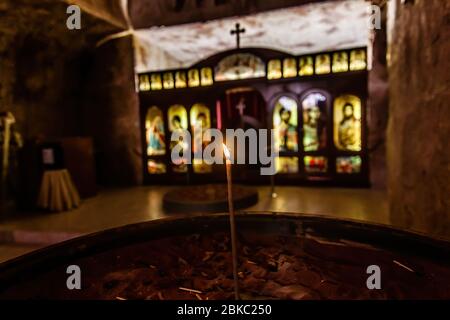 Una candela bruciante nella chiesa ortodossa Foto Stock