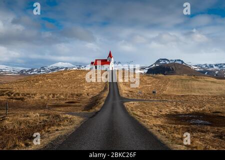 Vista panoramica della chiesa di Ingjaldsholskirkja a Hellissandur, Islanda. Incredibile immagine del paesaggio e dell'architettura islandese. Chiesa isolata in A. Foto Stock