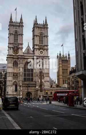 Londra, Regno Unito - 8 ottobre 2018: Persone che passano davanti all'Abbazia di Westminster, Londra, Regno Unito Foto Stock