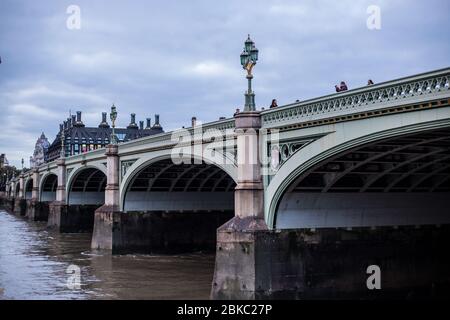 Londra, Regno Unito - 8 ottobre 2018: Persone che camminano sul Westminster Bridge in un giorno nuvoloso Foto Stock