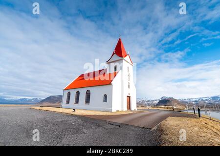 Vista panoramica della chiesa di Ingjaldsholskirkja a Hellissandur, Islanda. Incredibile immagine del paesaggio e dell'architettura islandese. Chiesa isolata in A. Foto Stock