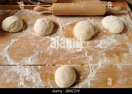Pizza. Il processo di preparazione della pasta per pizza Foto Stock