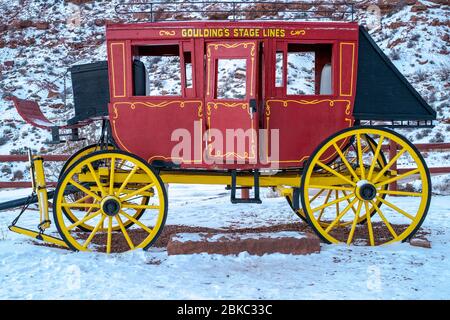 12/29/2015 - Goulding's Lodge, Monument Valley, Utah, USA. Una diligenza restaurata, vecchio veicolo pubblico trainato da cavalli come attrazione turistica. Foto Stock