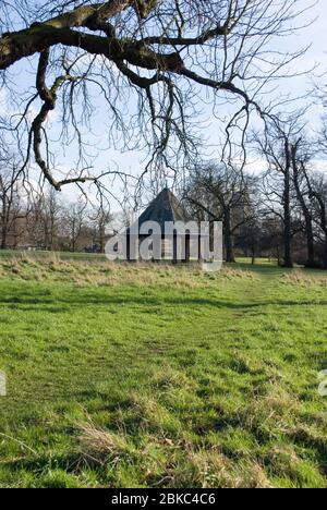 Octagon Octagonal Pavilion Open Air Folly Landscape Architecture in Kensington Gardens, London W2 2UH Foto Stock