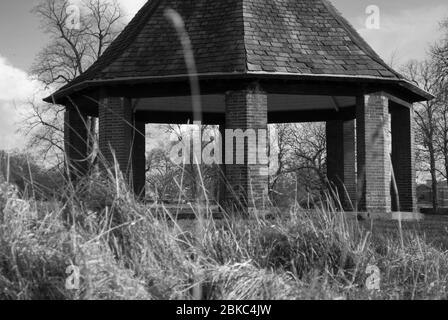 Octagon Octagonal Pavilion Open Air Folly Landscape Architecture in Kensington Gardens, London W2 2UH Foto Stock