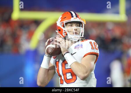 Trevor Lawrence, quartierback di Clemson, lancia un pass durante la semifinale del 2019 College Football Playoff con l'Ohio state nel Fiesta Bowl. Foto Stock