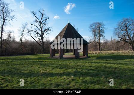 Octagon Octagonal Pavilion Open Air Folly Landscape Architecture in Kensington Gardens, London W2 2UH Foto Stock