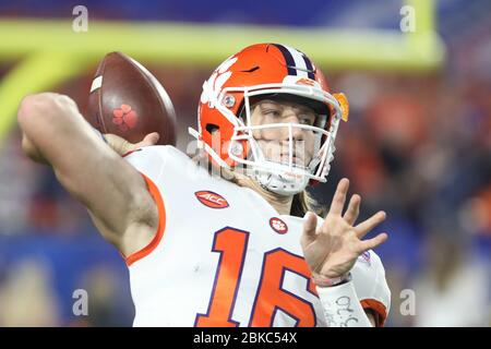 Trevor Lawrence, quartierback di Clemson, lancia un pass durante la semifinale del 2019 College Football Playoff con l'Ohio state nel Fiesta Bowl. Foto Stock