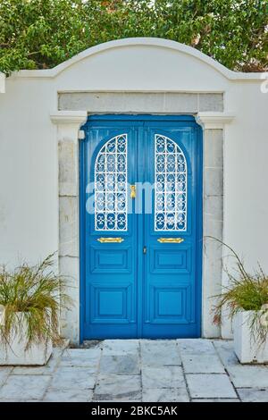 Fiori di Bougainvillea rosa e la vecchia porta blu a Bodrum. Mugla, Turchia Foto Stock