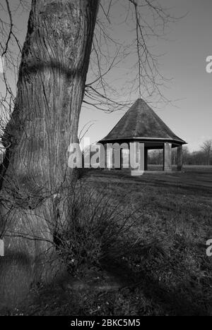 Octagon Octagonal Pavilion Open Air Folly Landscape Architecture in Kensington Gardens, London W2 2UH Foto Stock