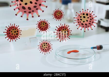 messa a fuoco selettiva della siringa e della capsula di petri con campione di sangue vicino al topo bianco in una scatola di vetro, illustrazione dei batteri Foto Stock