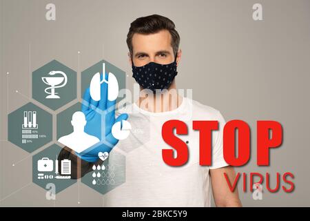 Uomo con maschera di sicurezza e guanto in lattice che mostra il gesto di arresto isolato sul grigio, bloccare le scritte antivirus e l'illustrazione dei segnali medici Foto Stock