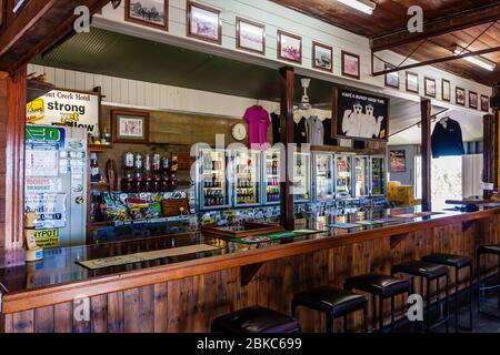 Queensland, Australia - 23 luglio 2011: L'interno del bar nel Crocodile Dundee's Walkabout Creek Hotel, Middleton Street, McKinlay Foto Stock