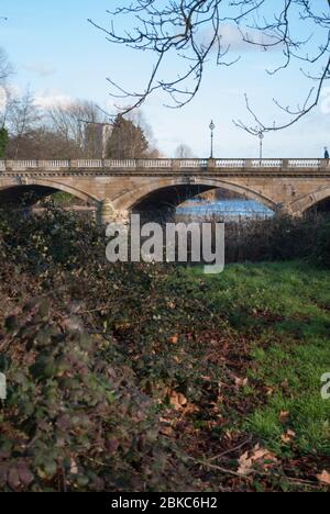 Struttura in pietra Lago Long Water Serpentine Bridge Kensington Gardens, Londra W2 2UH di John Rennie il giovane Decimus Burton Foto Stock