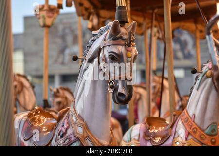 Primo piano di un carosello situato nel centro di Tirana, Albania. Foto Stock