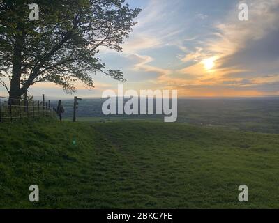 Vista serale dalla cima della collina con tramonto e vista in lontananza Foto Stock