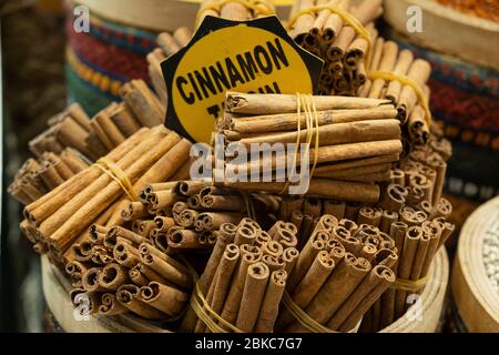 Bastoni di cannella in cestino, bazar di spezie, Istanbul / Turchia - Marzo 2020 : spezie gustose e deliziose per cibo, torta e tè. Foto Stock