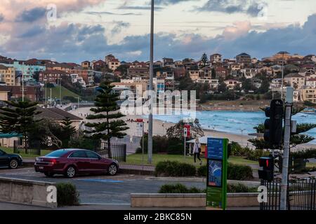 La spiaggia di Bondi e la zona nella serata invernale, Sydney Foto Stock