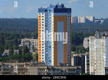 Kiev, Ucraina – 10 giugno 2017: Kiev (Kiev) dall'alto. Nuovo e moderno edificio di appartamenti tra la vecchia area sovietica. Paesaggio urbano Foto Stock
