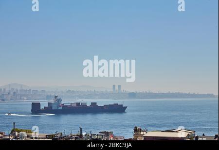 Nave container completamente carica che attraversa Bosrus, Istanbul Foto Stock