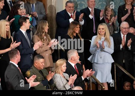 Il 4 febbraio 2020, la First Lady Melania Trump riceve applausi mentre arriva nella galleria della camera della camera del Campidoglio degli Stati Uniti prima del discorso sullo stato dell'Unione del presidente Donald Trump. Foto Stock