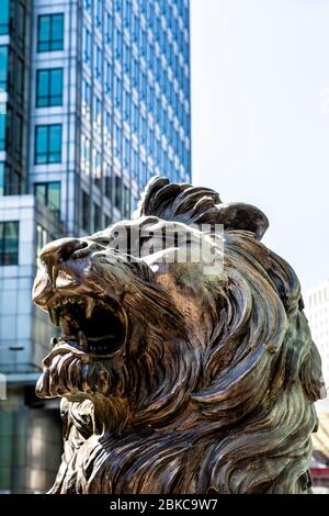 HSBC leone scultura replica originalmente da W.W. Wagstaff di fronte alla sede centrale HSBC nel 8 Canada Square, Canary Wharf, Londra, Regno Unito Foto Stock