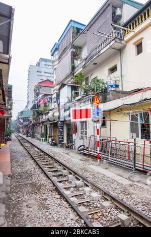 Hanoi Train Street, in Tran Phu Street, quartiere di Cua Dong, Hanoi, Vietnam Foto Stock