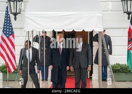 Il presidente Donald J. Trump accoglie con favore il presidente del Kenya Uhuru Kenyatta giovedì 6 febbraio 2020, presso il portico meridionale della Casa Bianca. Il Presidente Trump incontra il Presidente della Repubblica del Kenya Foto Stock