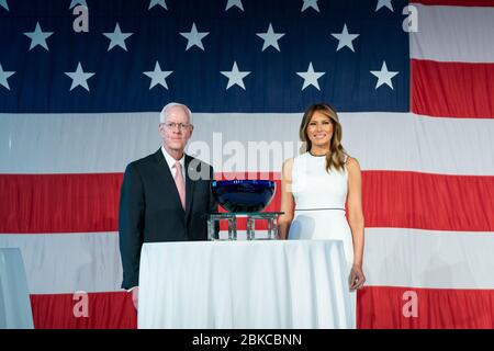 La First Lady Melania Trump riceve il Women of Distinction Award al Breakers di Palm Beach, Florida, il 19 febbraio 2020, durante un pranzo condotto dalla Palm Beach Atlantic University. Foto Stock