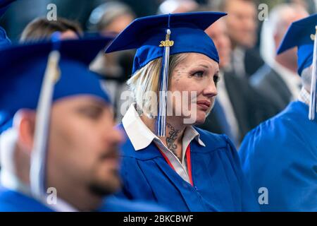 Un laureato ascolta il presidente Donald J. Trump che esprime le sue osservazioni alla cerimonia di laurea Hope for Prucers giovedì 20 febbraio 2020, presso il Metropolitan Police Department di Las Vegas. Presidente Trump alla cerimonia di laurea Hope for Prucers Foto Stock