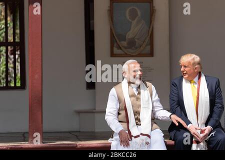 Il presidente Donald J. Trump si unisce al primo ministro indiano Narendra modi in conversazione durante la loro visita alla casa di Mohandas Gandhi lunedì 24 febbraio 2020, ad Ahmedabad, India. Il Presidente Trump e la First Lady in India Foto Stock