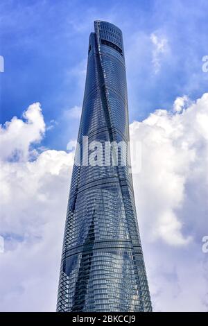 Shanghai / Cina - 28 luglio 2015: Il grattacielo megatall della Shanghai Tower a Pudong, nuova area a Shanghai, Cina Foto Stock