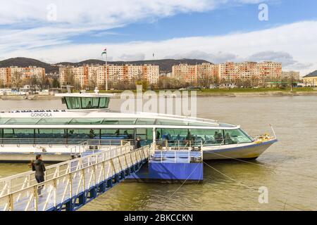 BUDAPEST, UNGHERIA - Marzo 2018: crociera sul fiume imbarcazione attraccata al fianco di un molo sul fiume Danubio a Budapest. Foto Stock