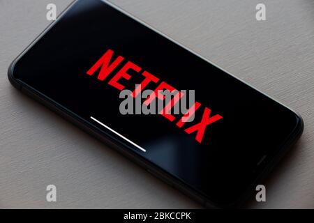 Logo Netflix su Apple iPhone 11. Netflix è un fornitore globale di film in streaming e serie TV. Foto Stock