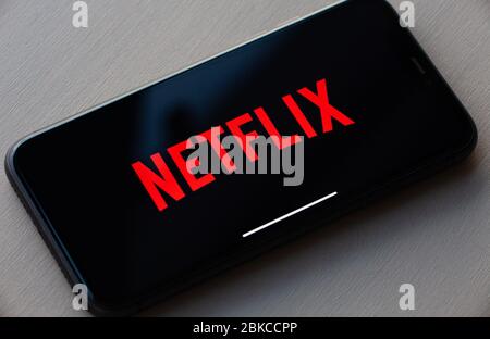 Logo Netflix su Apple iPhone 11. Netflix è un fornitore globale di film in streaming e serie TV. Foto Stock