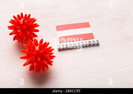 Modello astratto del ceppo virale di 2019-nCovoV sindrome respiratoria medio-orientale coronavirus o coronavirus COVID-19 con testo e bandiera Austria su bianco Foto Stock