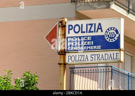 SORRENTO, ITALIA - 2019 AGOSTO: Cartello che mostra ai visitatori la strada per la stazione di polizia della città di Sorrento. Foto Stock