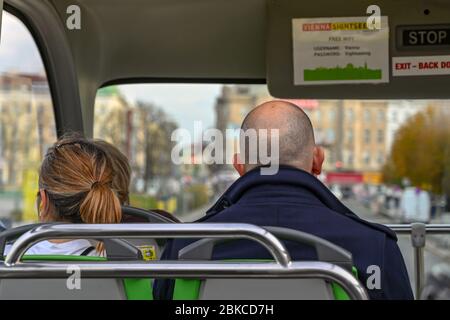 VIENNA, AUSTRIA - NOVEMBRE 2019: Persone sedute sul ponte superiore di un autobus turistico gestito da Vienna Sightseeing. Foto Stock